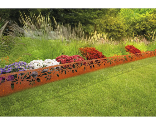 Bordure de pelouse décorative en métal avec motif floral pour l''aménagement paysager.