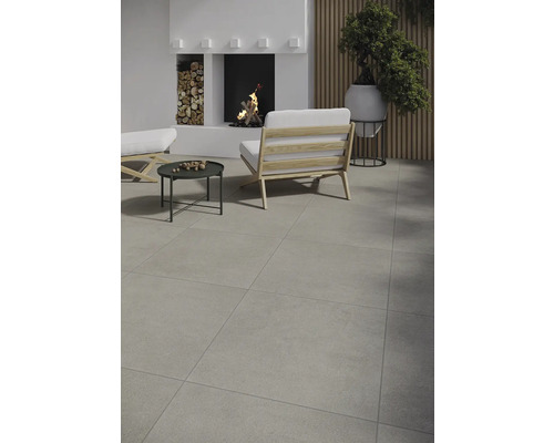 Terrasse avec carrelage, foyer et sièges d''extérieur