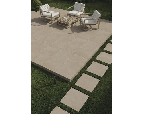 Terrasse avec carrelage, mobilier de jardin et pas japonais dans la pelouse