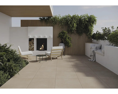 Terrasse avec carrelage au sol, cheminée et coin salon extérieur.