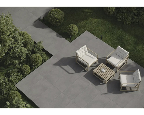Terrasse avec carrelage gris, mobilier de jardin et verdure vue de dessus