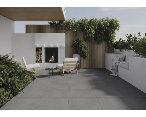 Terrasse avec carrelage gris, cheminée ouverte et rangement pour le bois