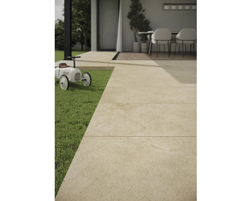 Extérieur avec des dalles en pierre, une pelouse et une voiture jouet