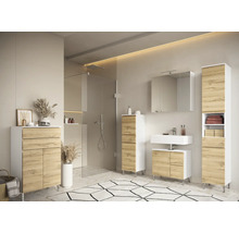 Helles Badezimmer mit Waschtisch, Spiegelschrank, Hochschrank, Kommode und Dusche.
