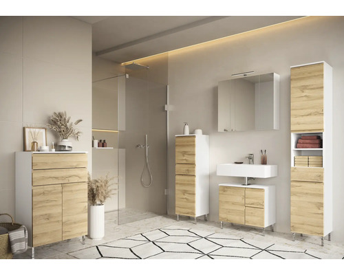 Salle de bains lumineuse avec meuble-lavabo, armoire de toilette, armoire haute, commode et douche.
