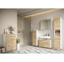 Helles Badezimmer mit Waschtisch, Spiegelschrank, Hochschrank und Duschkabine