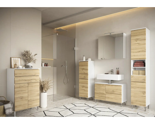 Salle de bain lumineuse avec lavabo, armoire de toilette, armoire haute et cabine de douche