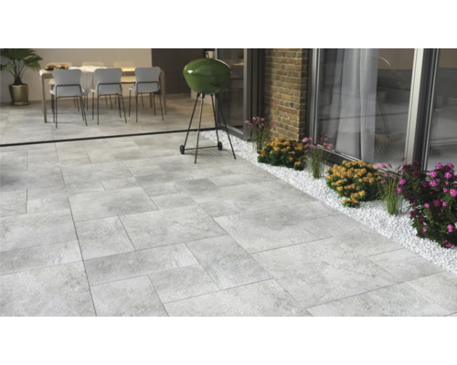 Terrasse avec barbecue, coin salon et carrelage