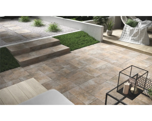 Terrasse mit Steinplatten und Treppe im Gartenbereich