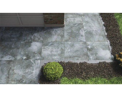 Gartenweg mit grauen Steinplatten, Kies und Begrünung