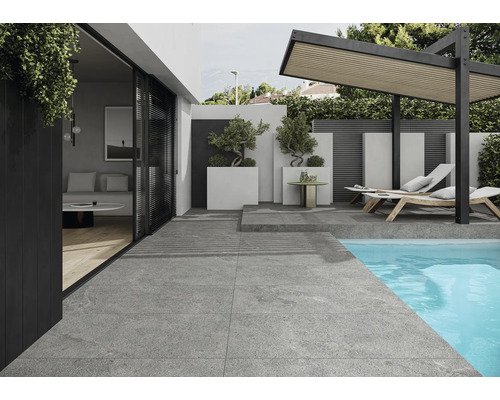 Espace extérieur avec piscine, sol carrelé, chaises longues et pergola