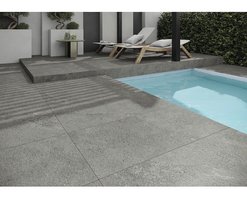 Extérieur avec des carreaux de sol gris, une piscine et des chaises longues