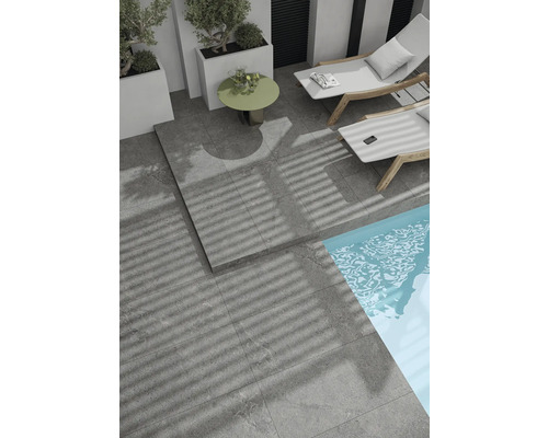 Terrasse avec dalles en pierre grise, chaises longues et piscine