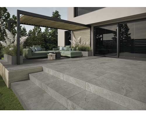 Terrasse avec carrelage, pergola et coin salon