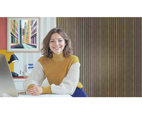 Aménagement de bureau lumineux avec bureau, lampe et panneau mural décoratif