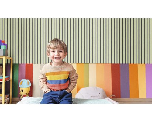 Chambre d''enfant lumineuse avec papier peint rayé et enfant souriant