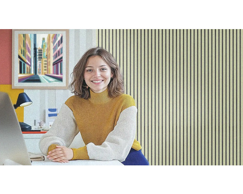 Coin bureau clair et agréable avec des panneaux en bois et une jeune femme au bureau