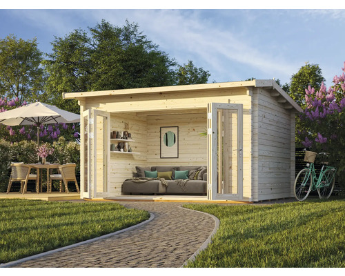 Gartenhaus mit offenem Doppeltüren, Sofa, Regalen, Tisch, Stühlen und einem Fahrrad im Garten