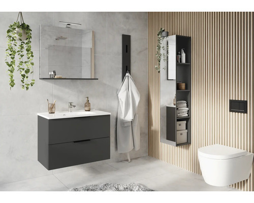 Modernes Badezimmer mit Waschtischunterschrank, Spiegelschrank, Hängeregal und Wand-WC.