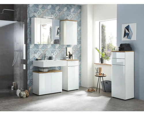 Salle de bains moderne avec lavabo, armoire de toilette et armoire haute en blanc et aspect bois devant un mur à motifs