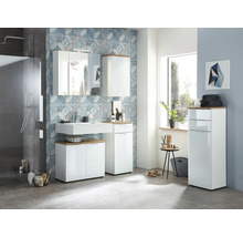 Helles Badezimmer mit Waschtisch, Spiegelschrank, Hängeschrank und Hochschrank in Weiss mit Holzoberfläche vor gemusterter Wand