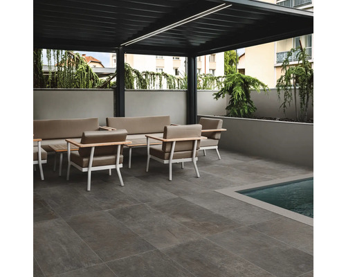 Terrasse mit Sitzgruppe unter einer Pergola neben einem Schwimmbecken