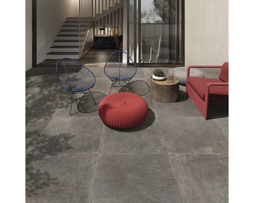 Terrasse avec carreaux de sol, sièges et escalier