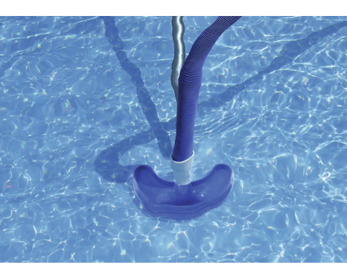 Poolreiniger mit Schlauch im Schwimmbad