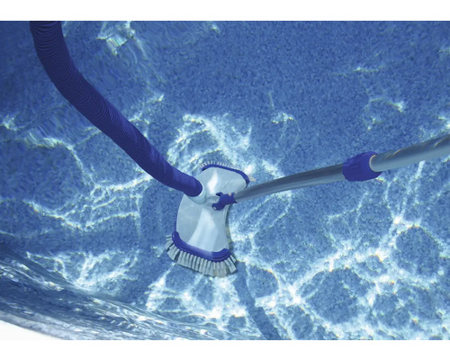 Poolreiniger mit Bürste und Schlauch im Wasser