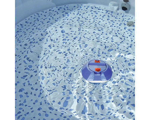 Schwimmender Dosierschwimmer im Pool zur Wasserpflege