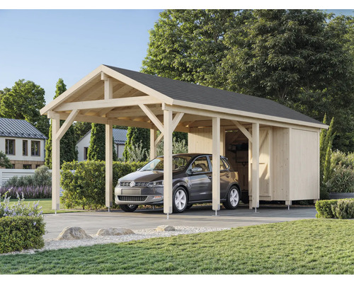 Abri de voiture avec remise et voiture dans le jardin