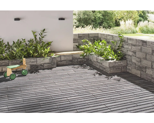 Terrasse avec pavés et bacs à plantes en pierre