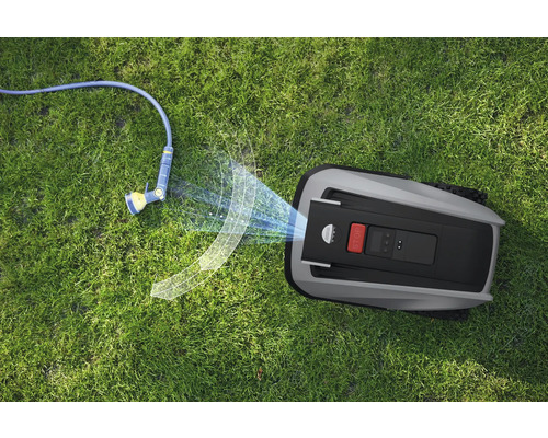 Robot tondeuse sur gazon avec raccord de tuyau