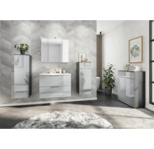 Modernes Badezimmer mit Waschtisch, Spiegelschrank, Hochschrank und Unterschrank.