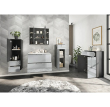 Badezimmer mit Waschtischunterschrank, Spiegelschrank und Hochschrank in dunkler Ausführung.