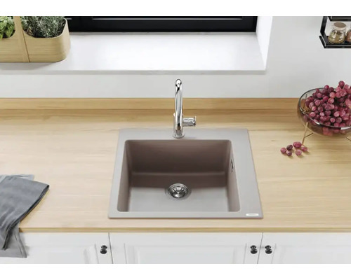 Évier en matériau composite avec robinet dans un environnement de cuisine lumineux.