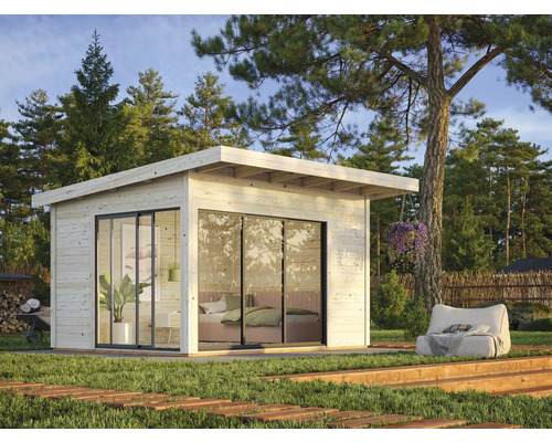 Abri de jardin moderne avec de grandes portes coulissantes en verre, entouré d''arbres et d''espaces verts.