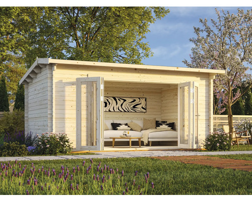 Gartenhaus aus Holz mit offenstehenden Doppeltüren und Einrichtung