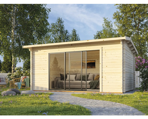 Holzgartenhaus mit Glasschiebetüren und Gartenmöbeln auf Rasenfläche