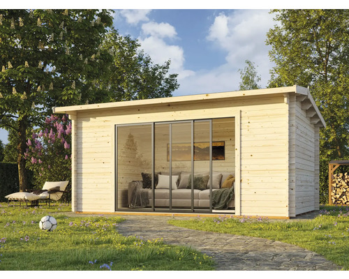 Holzgartenhaus mit Glasschiebetüren und gemütlicher Inneneinrichtung im Garten