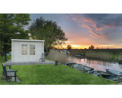 Abri de jardin en bois avec terrasse, banc et chaise au bord de la rivière au coucher du soleil