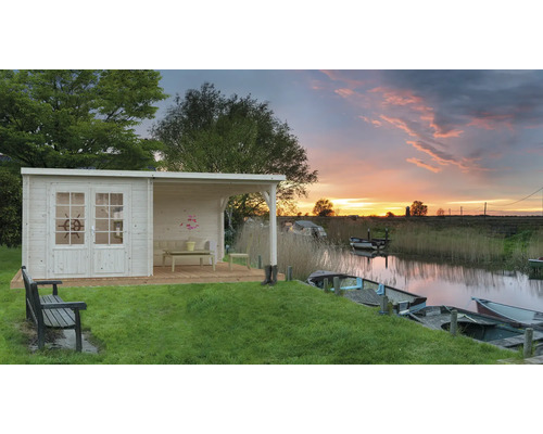 Holzgartenhaus mit Veranda an einem See mit Booten