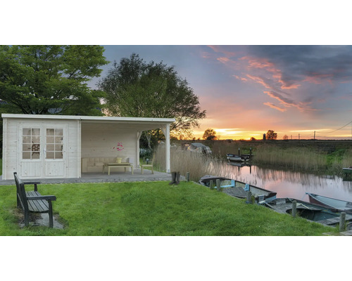 Abri de jardin en bois avec terrasse couverte et vue sur la rivière au coucher du soleil