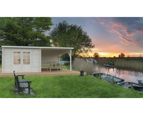 Maison de jardin avec terrasse couverte au bord du lac au coucher du soleil.