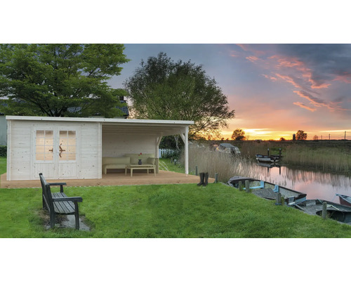 Holzgartenhaus mit Veranda am Seeufer bei Sonnenuntergang