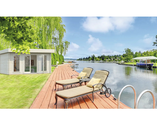 Szene mit Gartenhaus, Holzsteg und zwei Liegestühlen am See