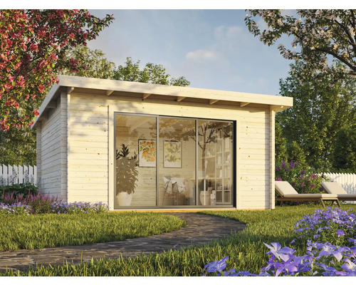 Holzgartenhaus mit Glasschiebetüren in einem blühenden Garten