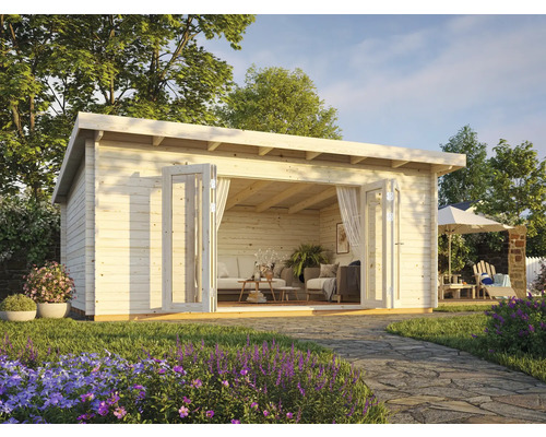 Holzgartenhaus mit geöffneten Doppeltüren in einem Garten