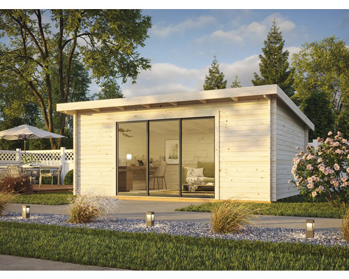 Modernes Gartenhaus aus Holz mit grossen Glasschiebetüren und Flachdach, umgeben von Rasen und Pflanzen.