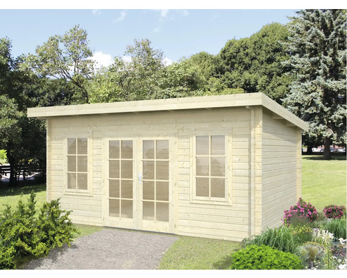 Abri de jardin en bois avec double porte et fenêtres dans le jardin